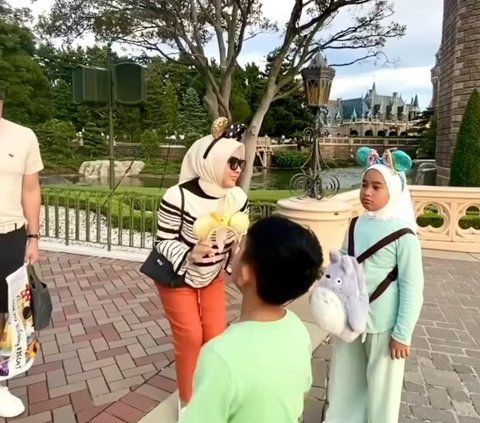 Momen Penuh Kehangatan Syahrini Bareng Keluarga Adik Liburan di Disneyland Jepang