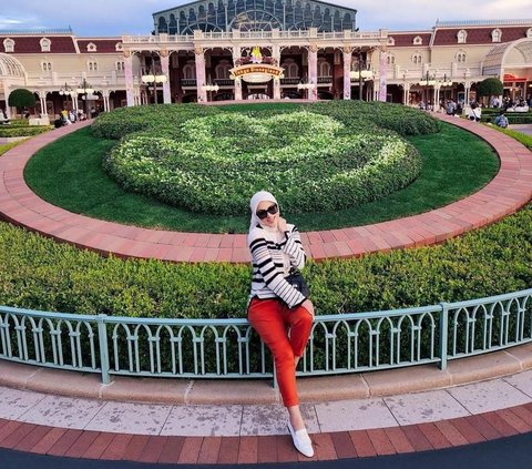 Momen Penuh Kehangatan Syahrini Bareng Keluarga Adik Liburan di Disneyland Jepang