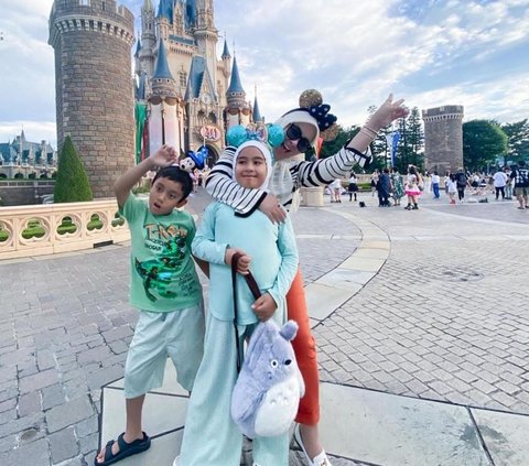 Momen Penuh Kehangatan Syahrini Bareng Keluarga Adik Liburan di Disneyland Jepang