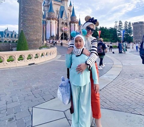 Momen Penuh Kehangatan Syahrini Bareng Keluarga Adik Liburan di Disneyland Jepang