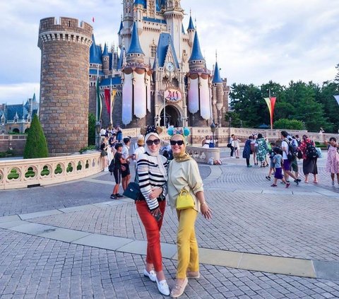 Momen Penuh Kehangatan Syahrini Bareng Keluarga Adik Liburan di Disneyland Jepang