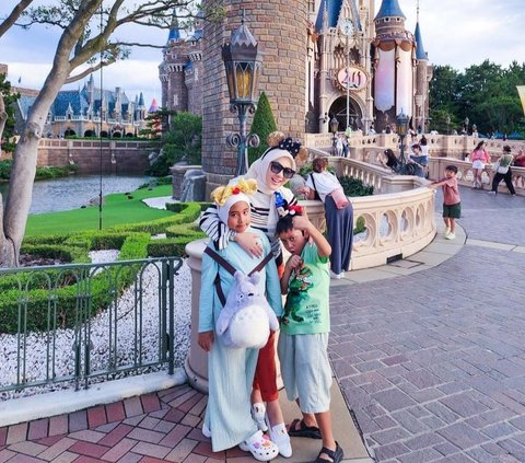 Momen Penuh Kehangatan Syahrini Bareng Keluarga Adik Liburan di Disneyland Jepang