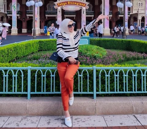 Momen Penuh Kehangatan Syahrini Bareng Keluarga Adik Liburan di Disneyland Jepang