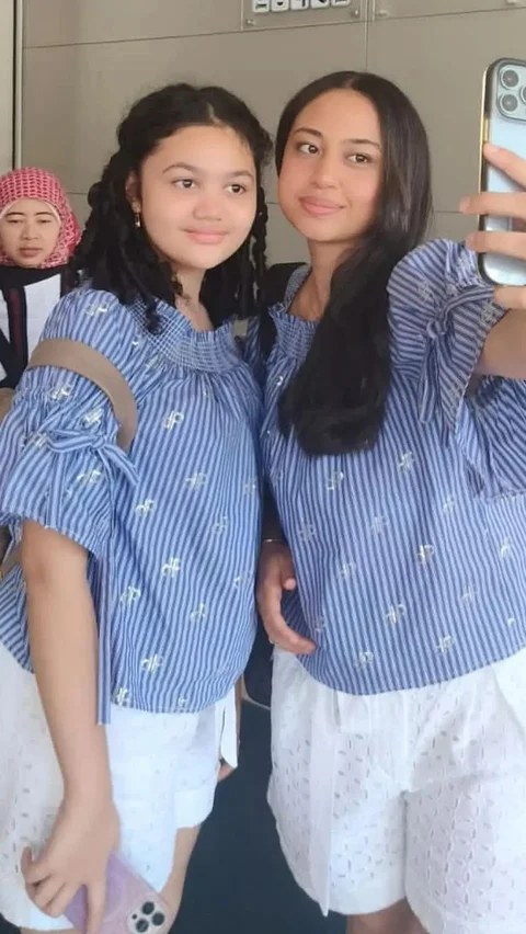 Amora dan Athalia tampil kompak dengan memakai outfit kembaran.