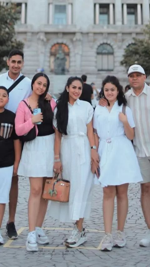 Sebelumnya, Kris Dayanti membagikan momen kebersamaan bersama dua anak sambungnya saat ke Portugal.