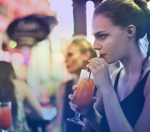 7 Alasan Kesehatan Mengapa Perlu Menghindari Minum dari Sedotan