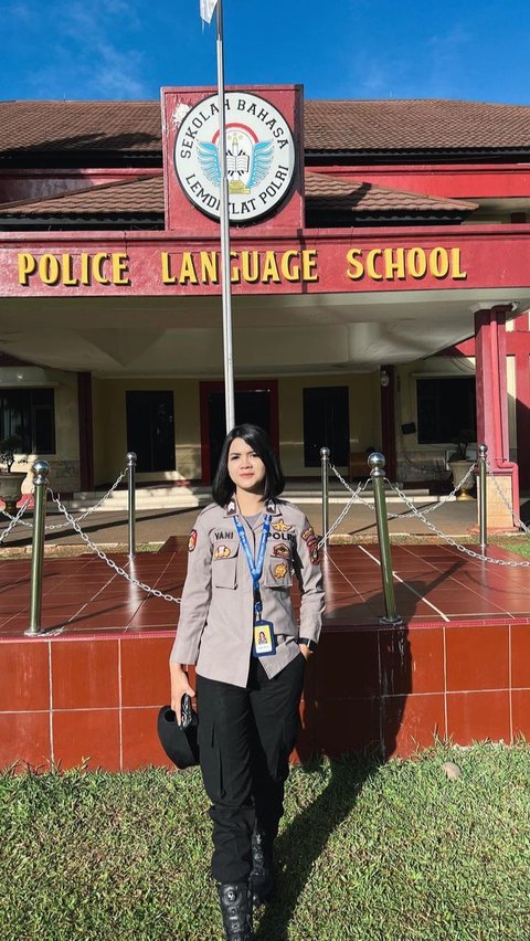 Bripda Vani nampaknya baru saja menyelesaikan Sekolah Bahasa Kepolisian Negara.