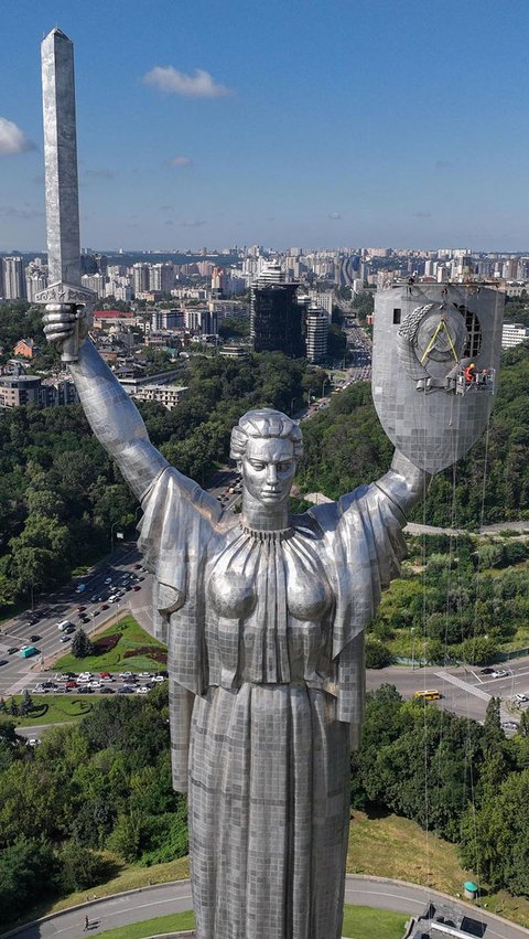 FOTO: Ukraina Copot Lambang Palu Arit di Monumen Bersejarah Peninggalan Uni Soviet