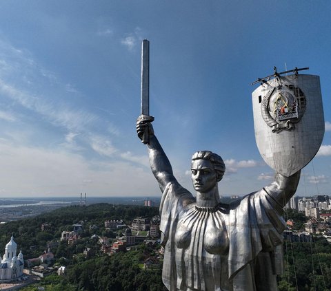 Ukraina mencopot lambang palu arit pada Monumen Ibu Pertiwi yang berada di kompleks Museum Sejarah Ukraina dalam Perang Dunia II, Kiev. <br /><br />Pencopotan lambang palu arit ini diduga sebagai upaya Ukraina menghapus jejak Uni Soviet sejak berkonflik dengan Rusia.