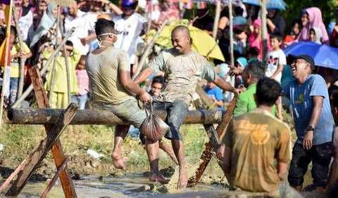 Jenis lomba ini cukup seru dan menarik karena setiap peserta akan saling serang hingga ada yang jatuh ke air.