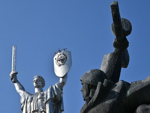FOTO: Ukraina Copot Lambang Palu Arit di Monumen Ibu Pertiwi Peninggalan Uni Soviet