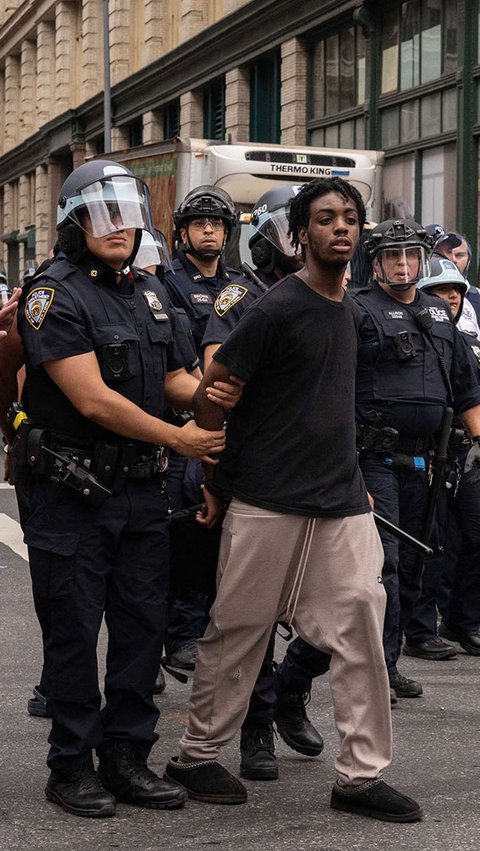 FOTO: New York Rusuh Dipicu Bagi-Bagi PS5 dari Youtuber Kai Cenat