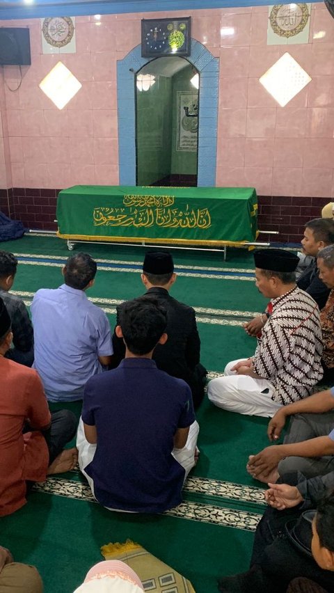 Tangis Ibu Mahasiswa UI yang Dibunuh Senior Pecah di Pusara Anaknya