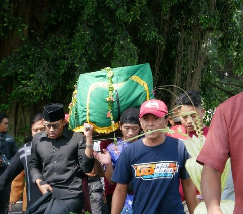 Tangis Ibu Mahasiswa UI yang Dibunuh Senior Pecah di Pusara Anaknya