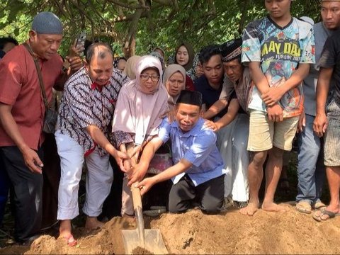 Tangis Ibu Mahasiswa UI yang Dibunuh Senior Pecah di Pusara Anaknya