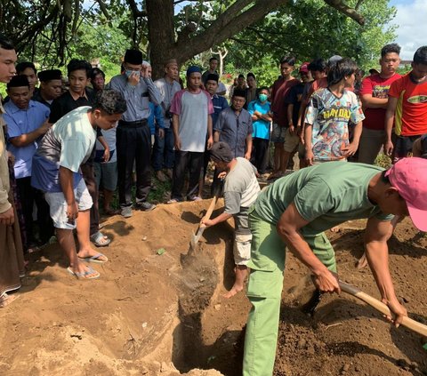 Tangis Ibu Mahasiswa UI yang Dibunuh Senior Pecah di Pusara Anaknya