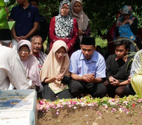 Tangis Ibu Mahasiswa UI yang Dibunuh Senior Pecah di Pusara Anaknya