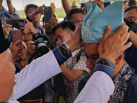 Tawa Lepas Anies Baswedan Disambut Warga di Bandara Sumbar, Peci Hitam Diganti Deta