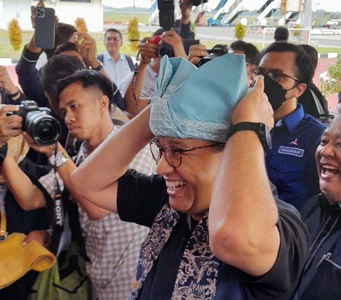 Tawa Lepas Anies Baswedan Disambut Warga di Bandara Sumbar, Peci Hitam Diganti Deta