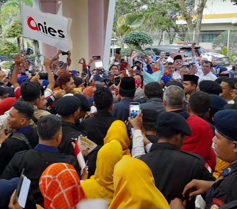 Tawa Lepas Anies Baswedan Disambut Warga di Bandara Sumbar, Peci Hitam Diganti Deta