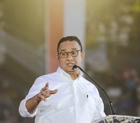 Tawa Lepas Anies Baswedan Disambut Warga di Bandara Sumbar, Peci Hitam Diganti Deta