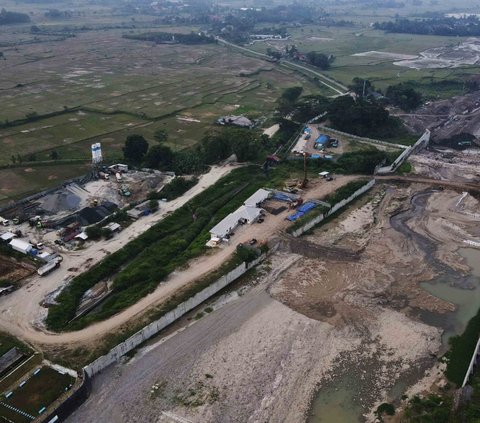 Aliran sungai di Bendung Cipamingkis, Jonggol, Kabupaten Bogor, tampak mengering, pada Sabtu (5/8/2023).<br /><br />Kondisi ini terjadi dalam sebulan terakhir. Volume air semakin surut sejak musim kemarau tiba.