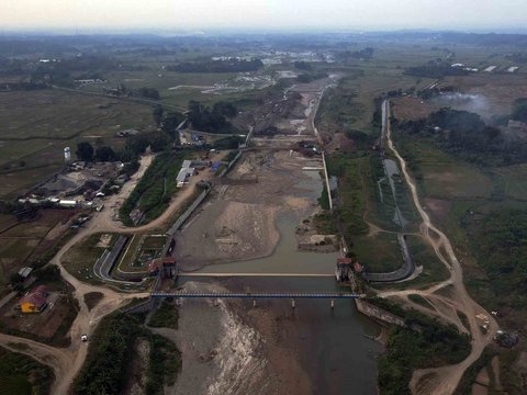 FOTO: Dampak Nyata El Nino, Bendung Cipamingkis di Bogor Mengering