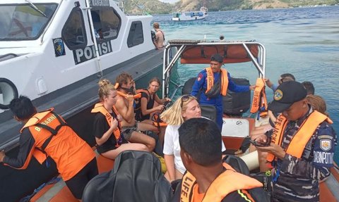 Kapal Wisata Kembali Kandas di Labuan Bajo, Puluhan Turis Asing Diangkut Kapal Penyelamat