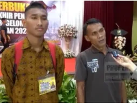 Pemulung ini Bangga dan Haru Anaknya Bisa jadi Polisi 'Kamu Calon Kesatria Mental Harus Kuat'