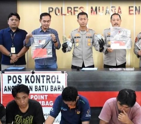 Polisi meringkus 8 pemalak sopir truk batubara dengan modus kontribusi menjaga lingkungan. Setiap hari mereka mengumpulkan uang ratusan ribu rupiah yang ternyata untuk keperluan pribadi.