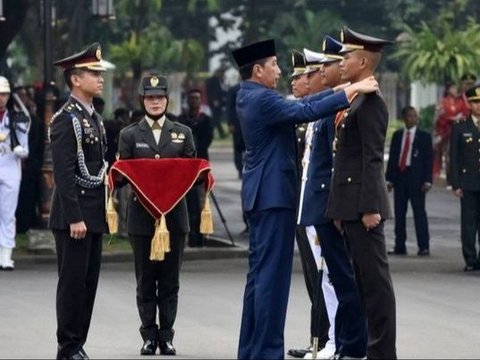 Jadi Peraih Adhi Makayasa, Intip Momen Sawung Setyawan saat Gagal Masuk Akmil 2018, Peluk Ibu sambil Menangis