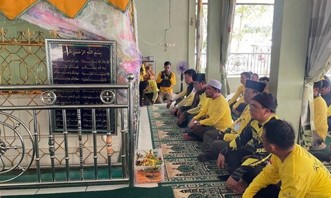 Lanjutkan Turdes, Gubernur Kalsel Bagikan Bantuan hingga Pasang Paving Block