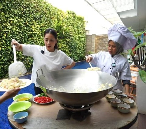 Momen Kompak Nagita Slavina dan Sus Rini Masak Bareng, Penampilan Pengasuh Rayyanza Bikin Salfok