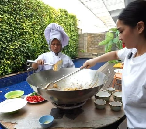 Momen Kompak Nagita Slavina dan Sus Rini Masak Bareng, Penampilan Pengasuh Rayyanza Bikin Salfok