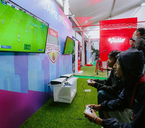 Salah satunya seperti pengunjung ini yang tengah asyik menikmati fun games dalam Vidio Premier League Festival di Cilandak Town Square, Jakarta, Sabtu (5/8/2023).