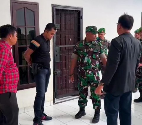 Sebuah video yang memperlihatkan puluhan anggota TNI berseragam lengkap sedang menggeruduk Mapolrestabes Medan viral di media sosial, Sabtu (5/8) sekitar pukul 14.00 WIB.