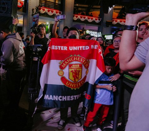 Pada acara Vidio Premier League Festival tersebut antusiasme penggemar terihat saat mereka membentangkan sebuah bendera dengan logo Manchester United (MU) di depan sang kiper legendaris, Peter Schmeichel.