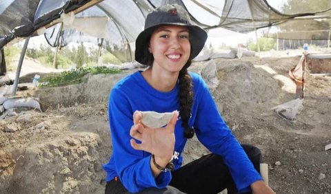 IAA menyampaikan, cermin tersebut ditemukan siswa bernama Aviv Weizman saat mengikuti Kursus Bertahan Hidup Pemimpin Muda untuk siswa pra-kelas 12. Peserta kursus ini menghabiskan waktunya pekan lalu di situs penggalian pendidikan di desa Usha, dipimpin oleh arkeolog Hanaa Abu Uqsa Abud.