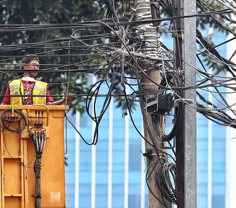 Asisten Pembangunan dan Lingkungan Hidup Setda DKI Afan Adriansyah mengungkapkan, pihaknya akan menggunting kabel semrawut jika para operator tak membenahinya selama satu bulan ke depan.