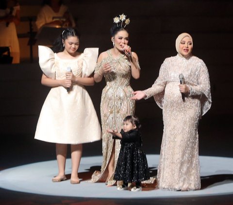 Diva pop Krisdayanti tampil membawakan lagu Bertubi-tubi bersama kedua anaknya, Aurel Hermansyah dan Amora Lemos dalam Konser Semesta Krisdayanti pada Sabtu (5/8/2023) di JIEXPO Convention Centre and Theatre, Kemayoran.