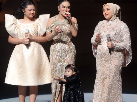 FOTO: Kolaborasi Krisdayanti, Aurel, Amora dan Cucu Ameena Tampil Mencuri Perhatian Penonton Konser Semesta