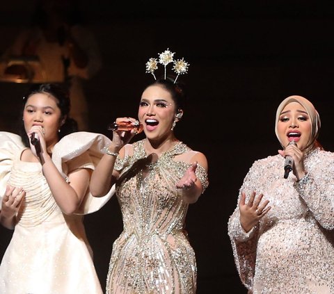 Penampilan Amora, Krisdayanti dan Aurel yang ditemani Ameena saat membawakan lagu Timang-Timang.