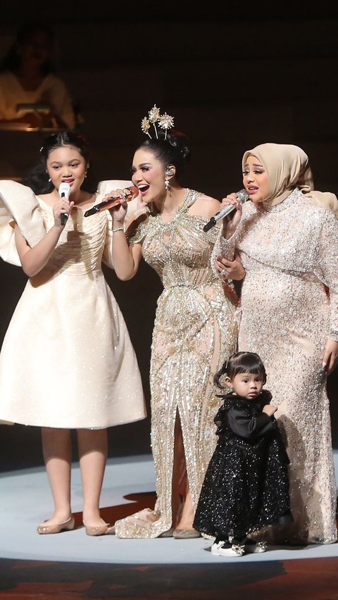 FOTO: Kolaborasi Krisdayanti, Aurel, Amora dan Cucu Ameena Tampil Mencuri Perhatian Penonton Konser Semesta