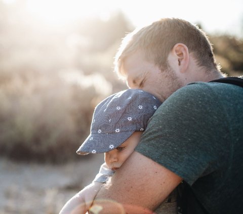 Children Routinely Play with Father, Strengthening Their Mental to Face Stress