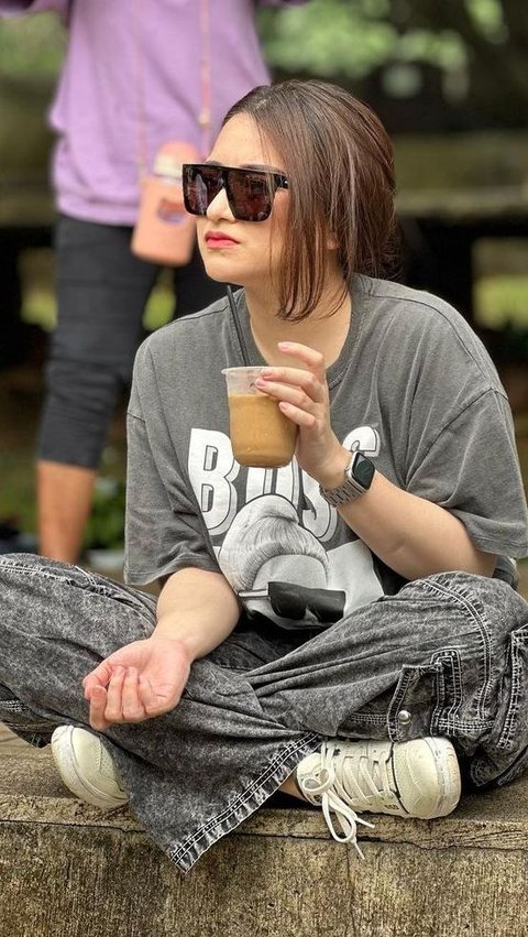 Seperti inilah salah satu potret terbaru Nathalie Holscher dengan tampilan kasual yang diunggah di kanal Instagram pribadinya. Di sana, ia tampak begitu santai saat menkmati kopi di tangannya.
