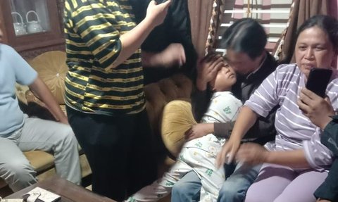 Tampang Pelaku Ketapel Guru di Bengkulu Serahkan Diri ke Polisi, Diiringi Isak Tangis Keluarga