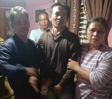 Tampang Pelaku Ketapel Guru di Bengkulu Serahkan Diri ke Polisi, Diiringi Isak Tangis Keluarga