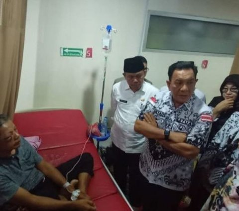 Tampang Pelaku Ketapel Guru di Bengkulu Serahkan Diri ke Polisi, Diiringi Isak Tangis Keluarga