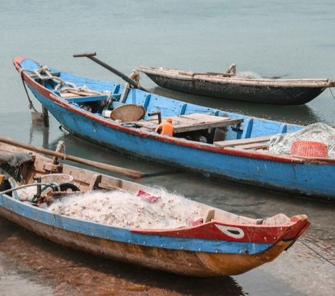 Sepekan terakhir, nelayan tradisional di Provinsi Banten tidak bisa melaut karena cuaca buruk yang menimpa wilayah perairan setempat. Akibatnya, mereka pun tidak mendapatkan pemasukan harian.