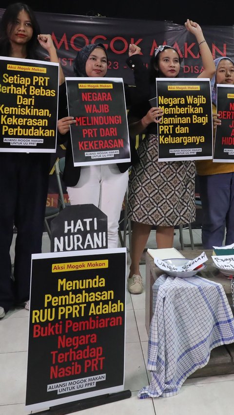 FOTO: Aksi Mogok Makan PRT Menyikapi Lambatnya Pengesahkan RUU PPRT di Gedung YLBHI